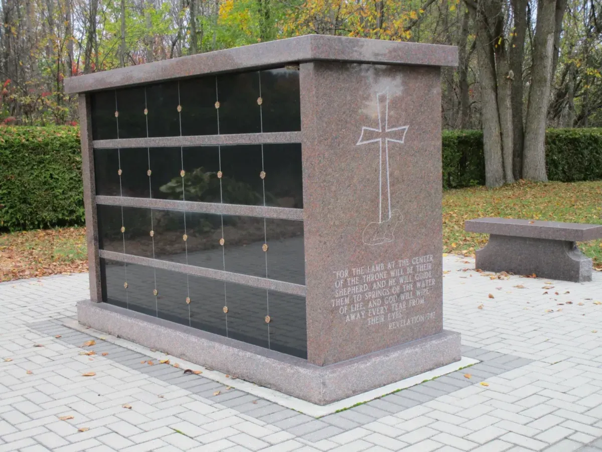 różne rodzaje pochówków urn, kolumbarium, grób urnowy