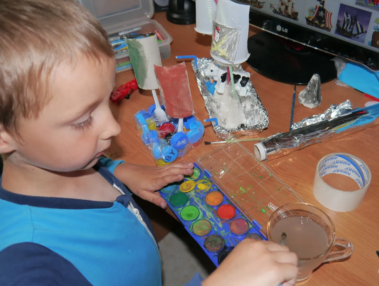 materiały do zrobienia statku z butelki plastikowej