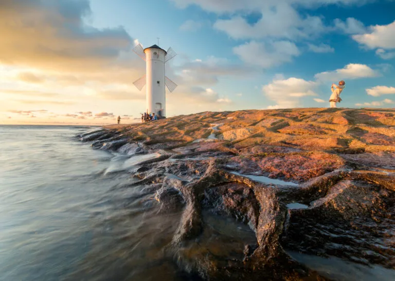 Kolaż zdjęć popularnych kurortów polskiego wybrzeża (Sopot molo, wydmy Łeba, latarnia Świnoujście)