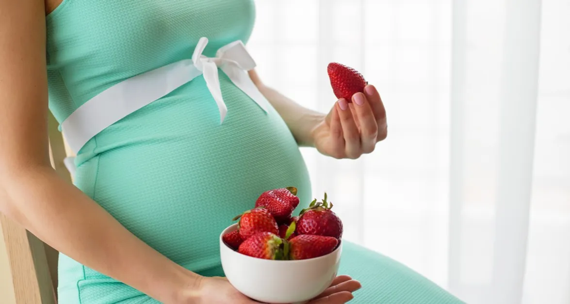 matka karmiąca je owoce