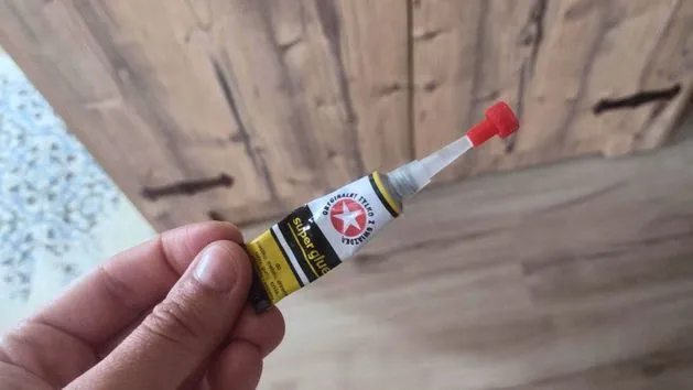 usuwanie kleju super glue z tkaniny