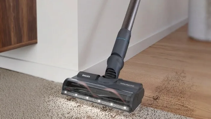 odkurzacz na dywanie i panelach