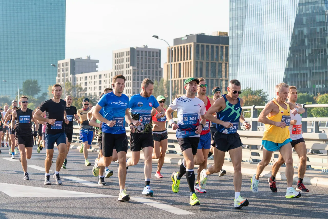 Maraton dystans biegacze meta