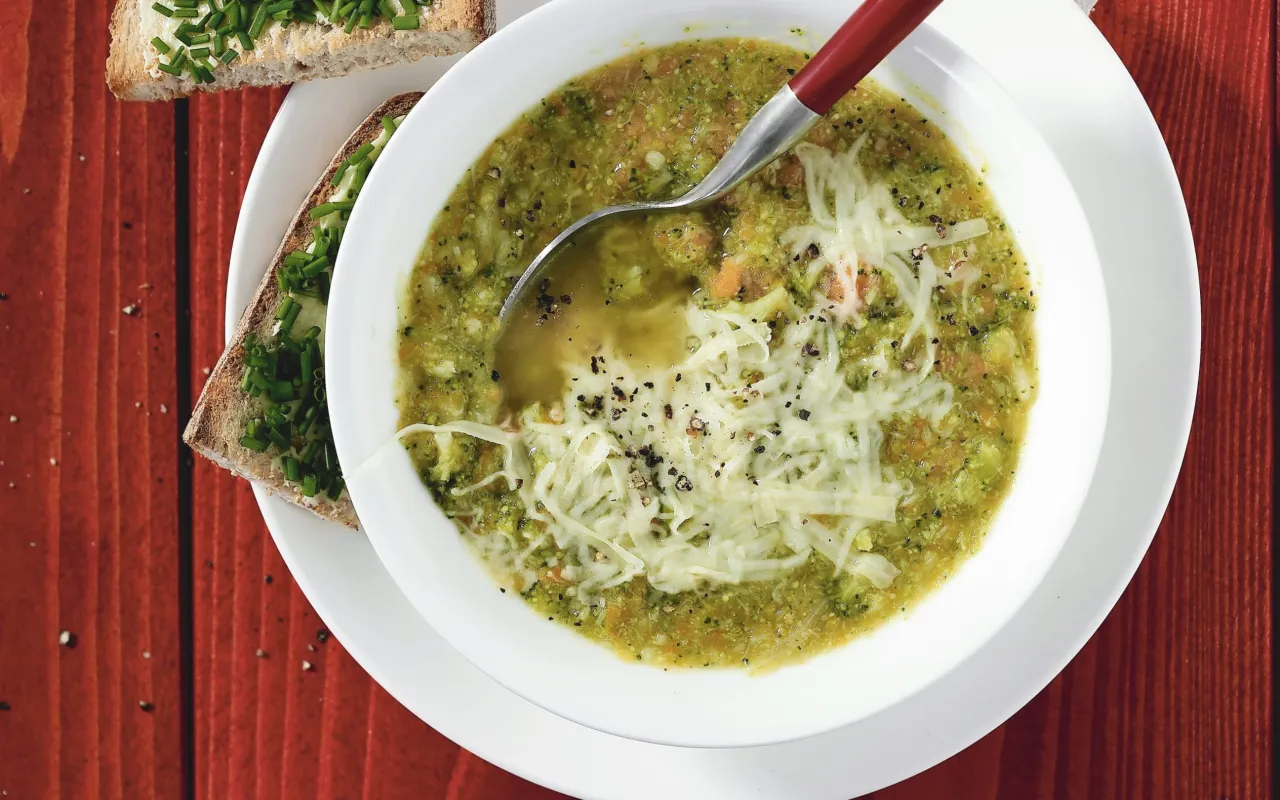 Ingrédients frais pour soupe carotte brocoli