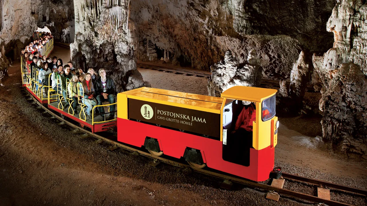 Jaskinia Postojna wnętrze kolejka