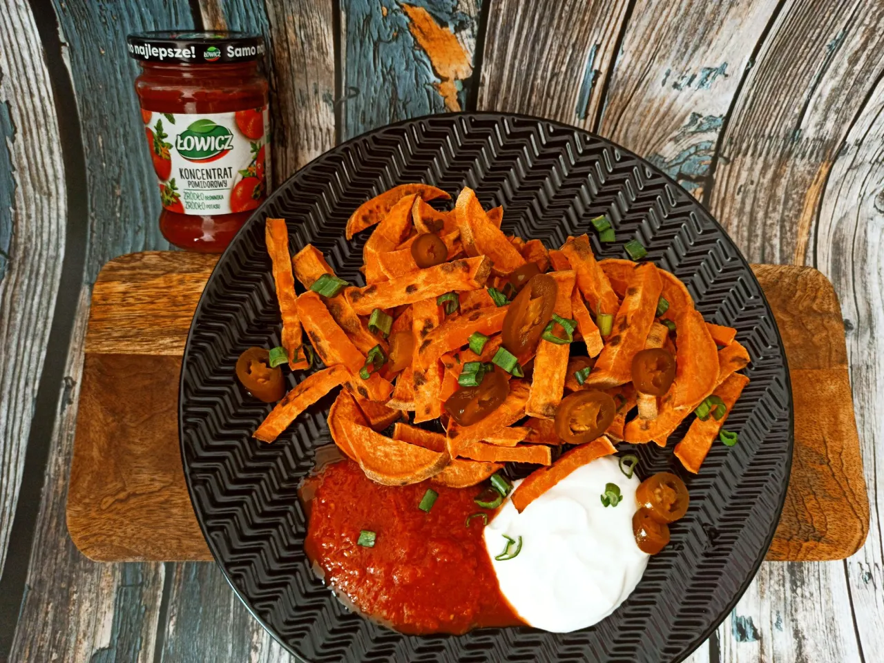Frytki z batatów z różnymi sosami i dipami