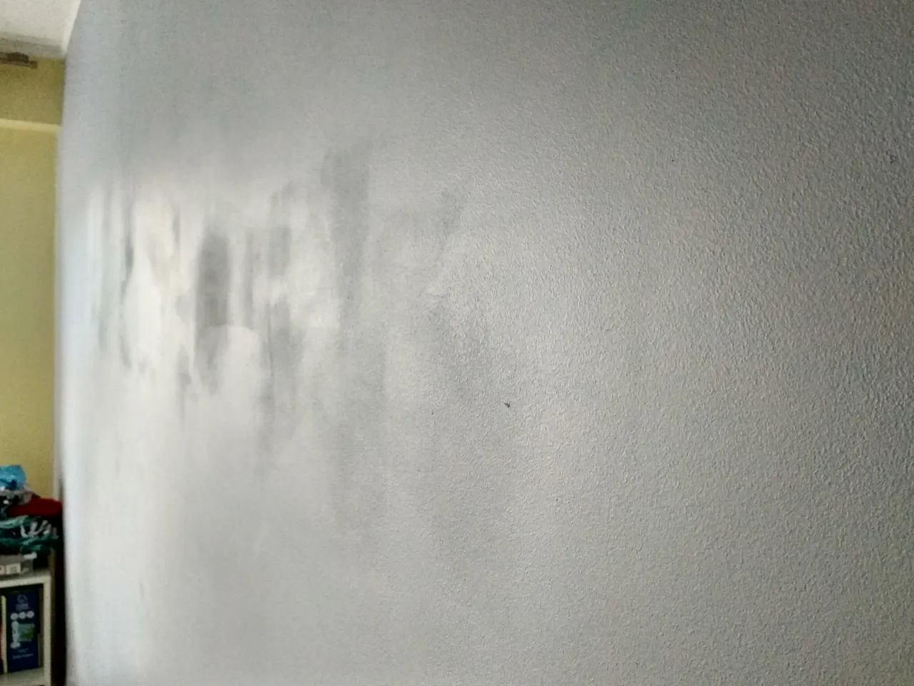 Smugi po malowaniu ścian przyczyny