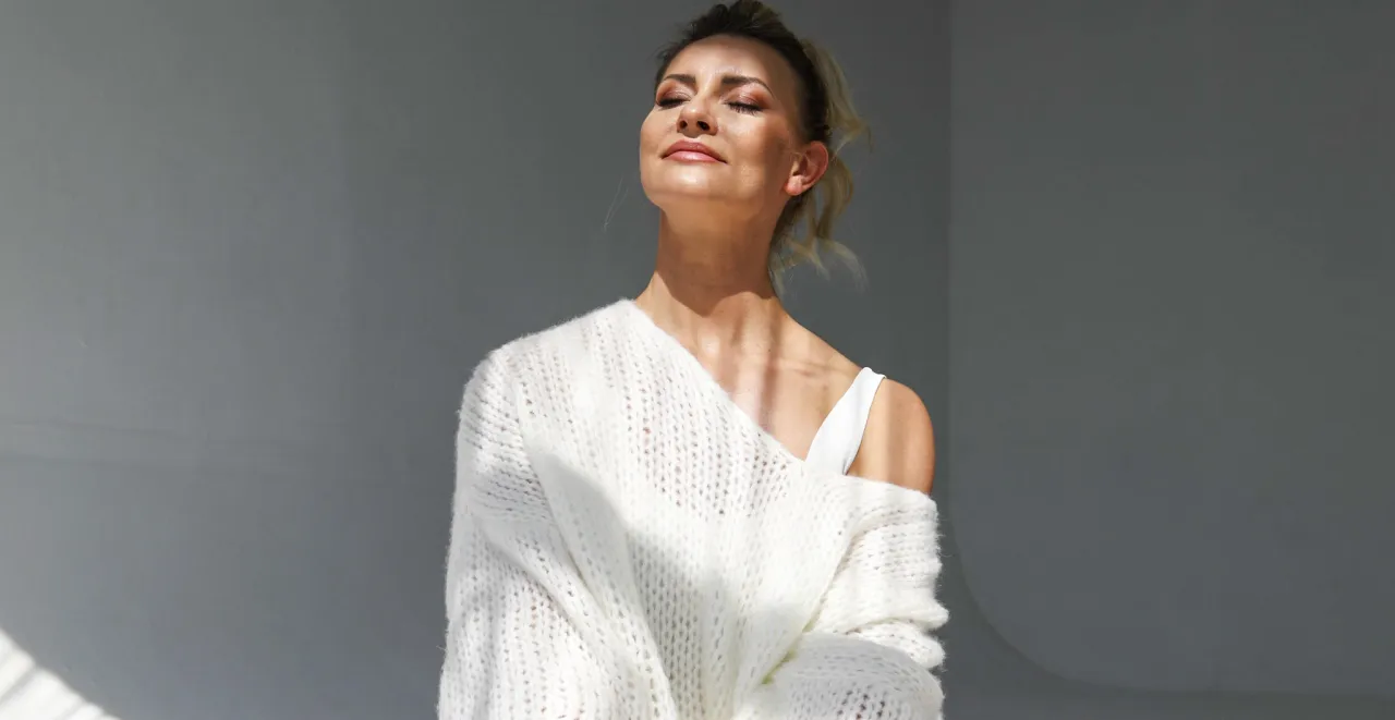 Osoba medytująca podczas rozciągania