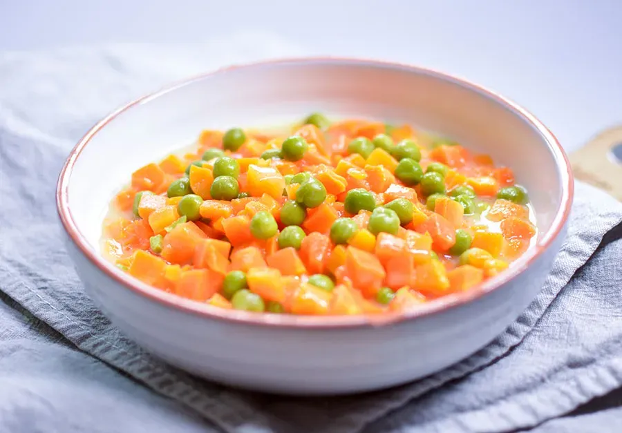 marchewka z groszkiem, marchewka glazurowana, marchewka duszona bez zasmażki
