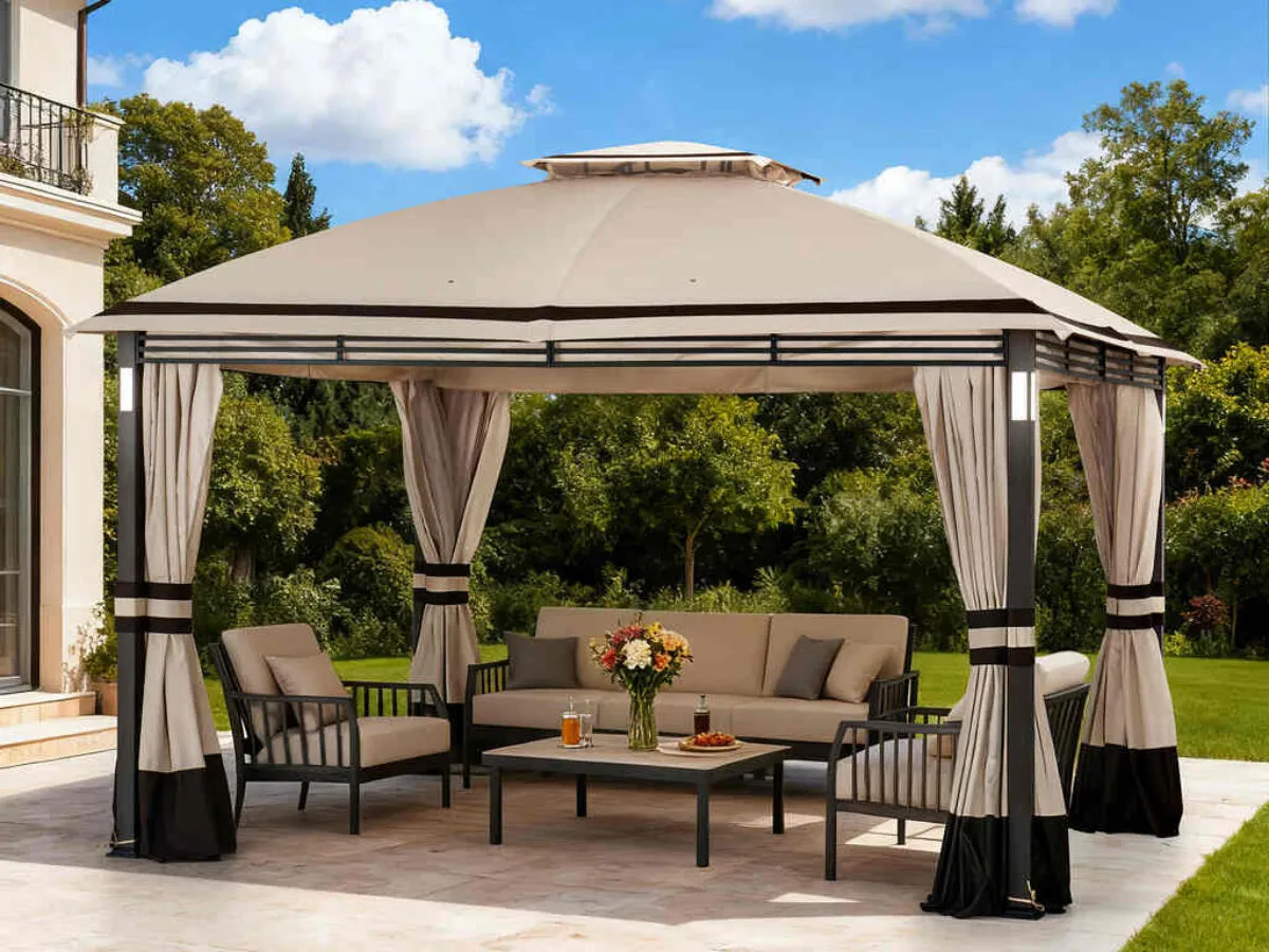 Elegancki pawilon ogrodowy z wygodnymi meblami i zasłonami. Idealne miejsce, by dowiedzieć się, jak urzadzic pawilon ogrodowy.