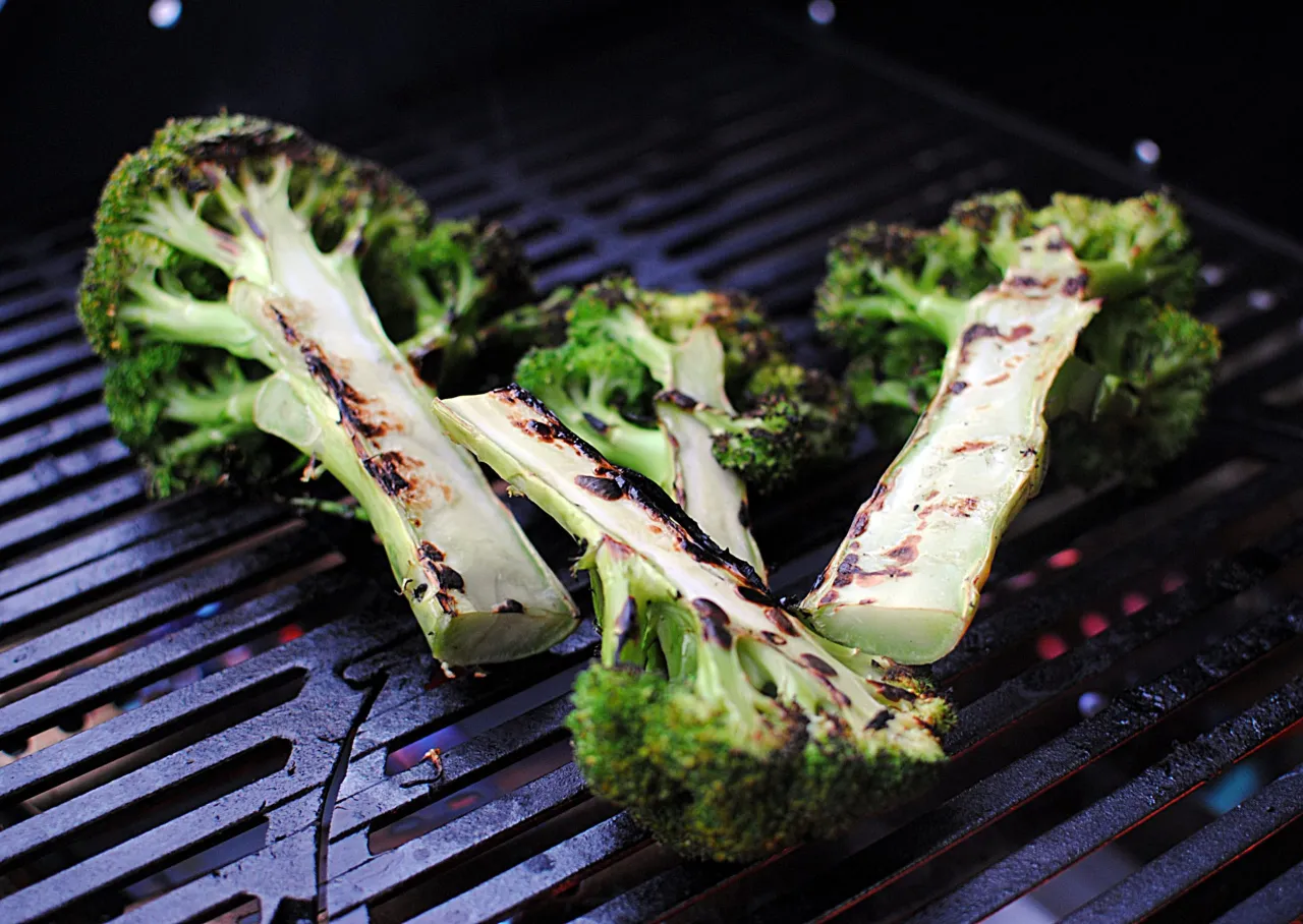Grillowany brokuł na ruszcie z dymem