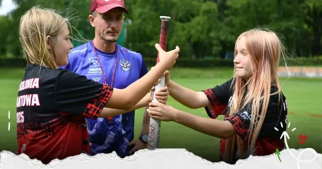 dzieci grające w palanta