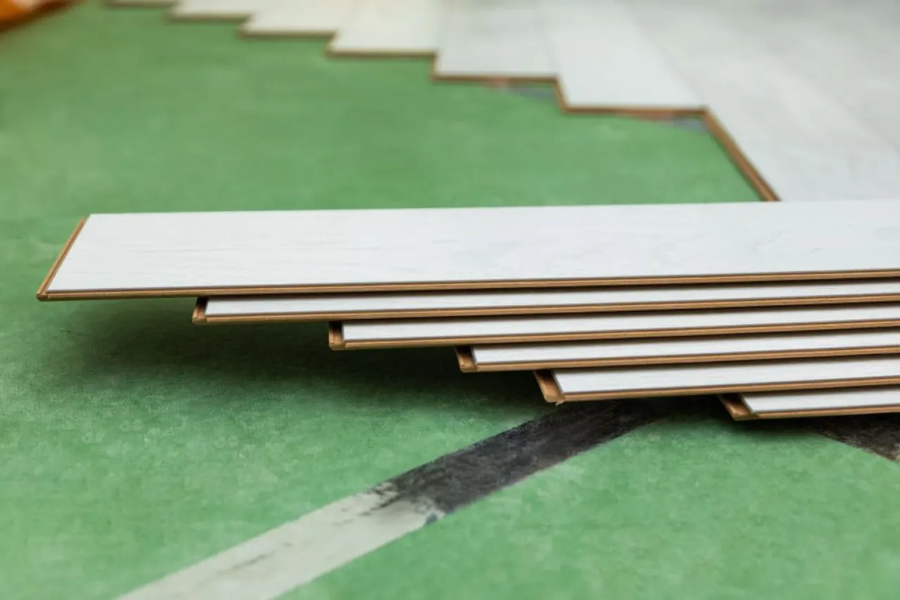 rodzaje podkład&oacute;w pod panele por&oacute;wnanie, podkład XPS PUM korek