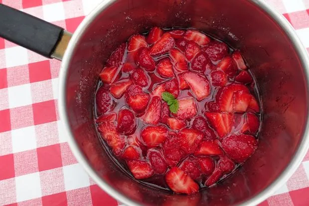 świeże truskawki do sosu