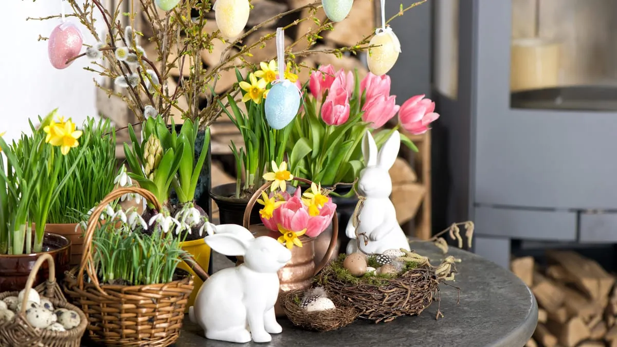 Osterhasen, Ostereier, Fr&uuml;hlingsblumen, Osterdekoration