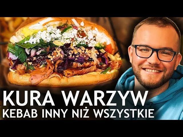 osoba zamawiająca kebab z dużą ilością warzyw