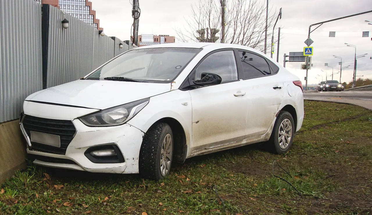 Uszkodzone ogrodzenie po zdarzeniu