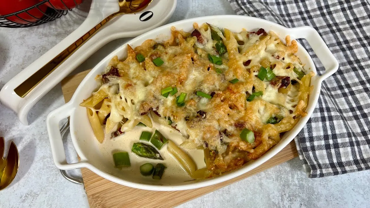 Zapiekanka ze szparagami z makaronem i serem