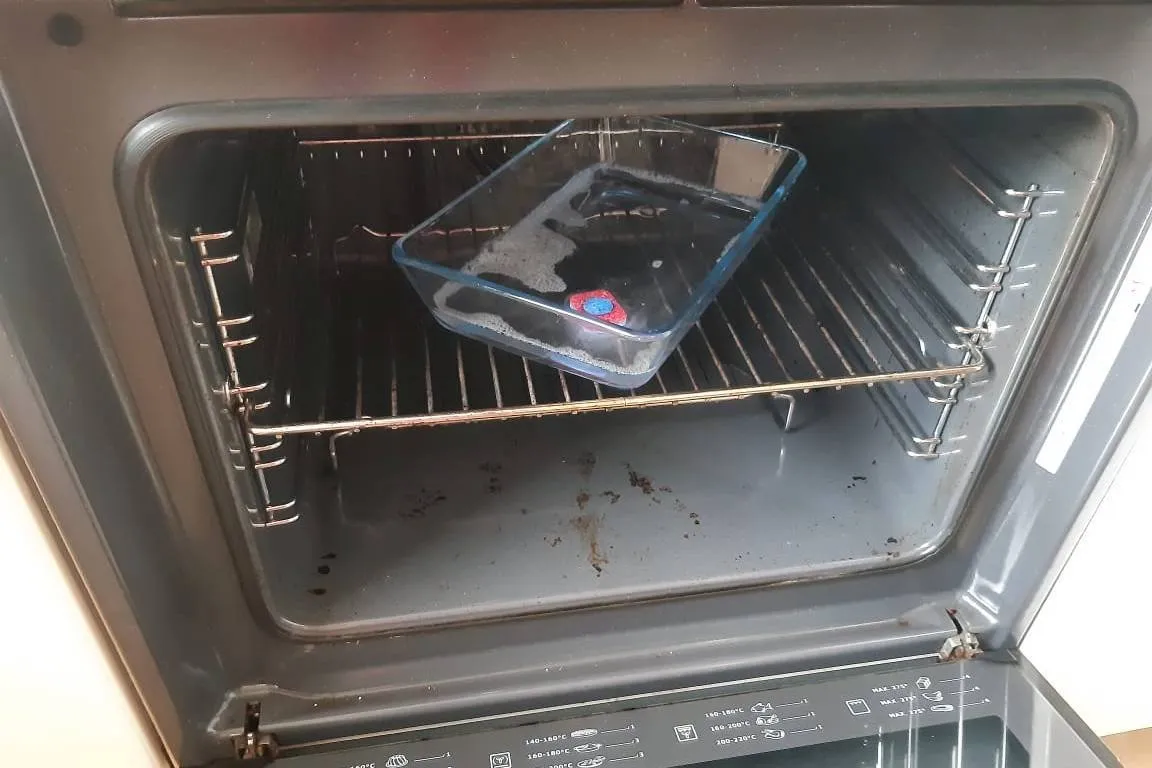 Czyszczenie piekarnika parą z tabletką do zmywarki