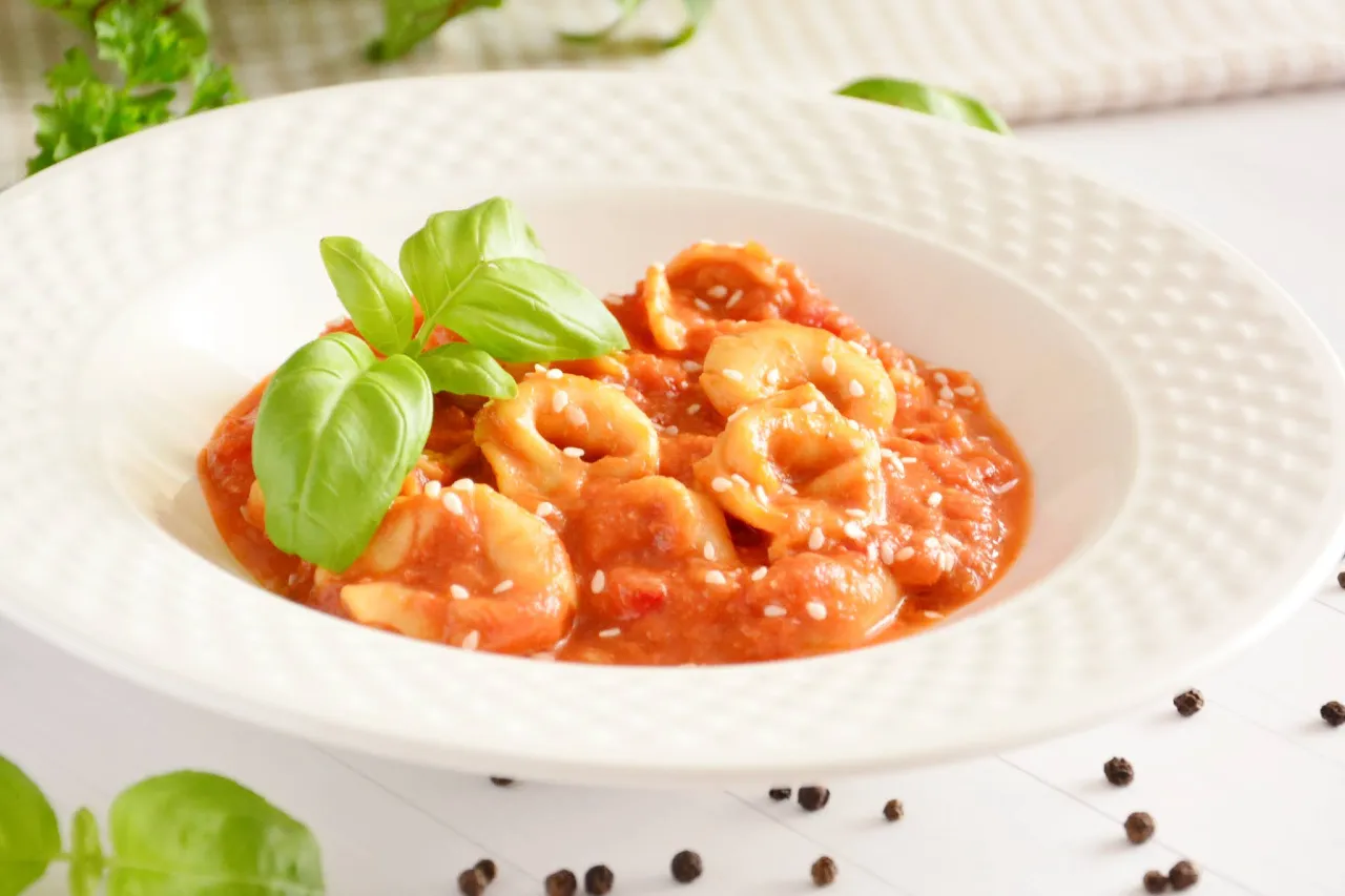 Tortellini z sosem pomidorowym i bazylią