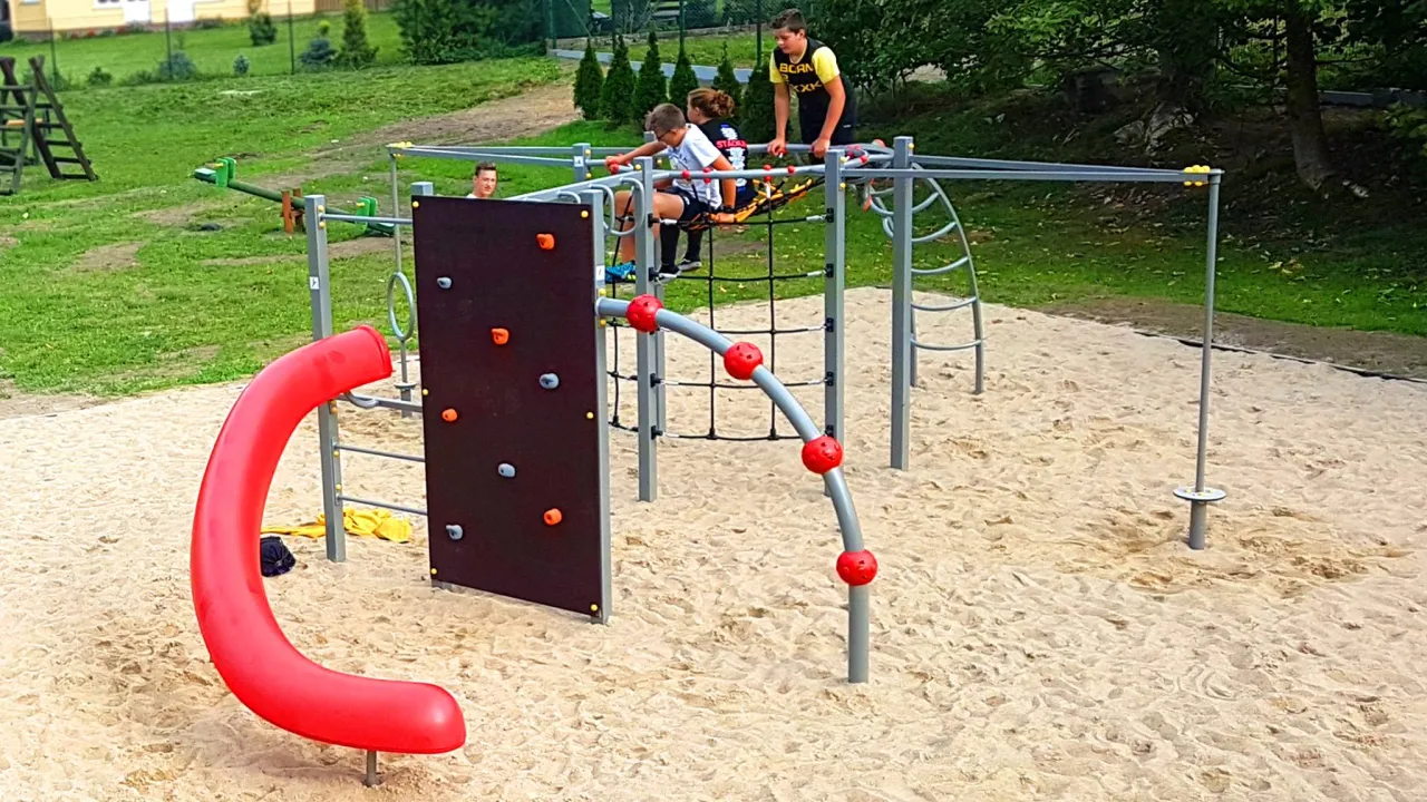 bezpieczna nawierzchnia plac zabaw domowy