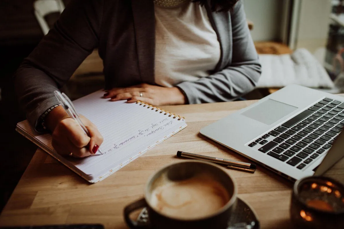 content writer praca biurko laptop