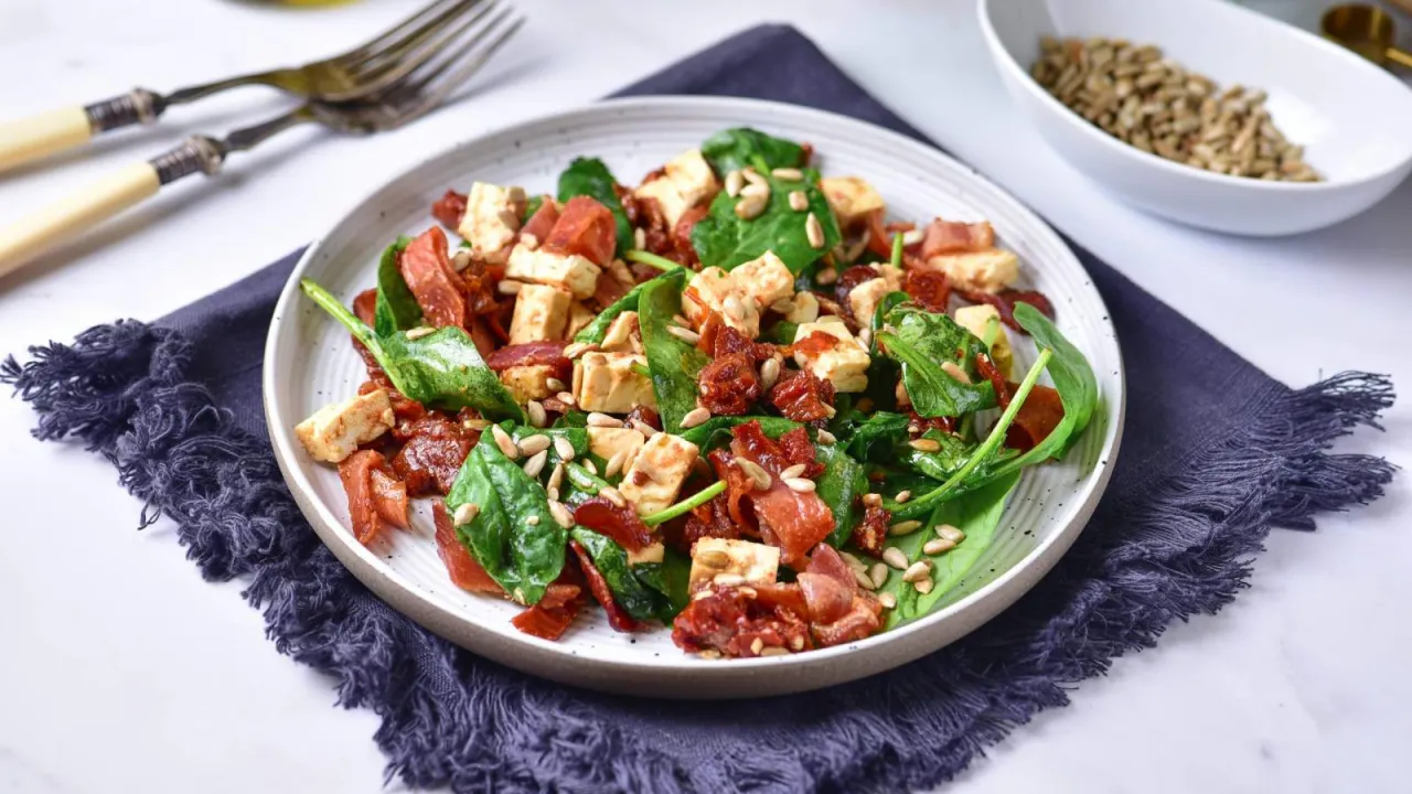Pyszna sałatka ze szpinakiem, fetą, suszonymi pomidorami i słonecznikiem. Idealna na lekki posiłek.