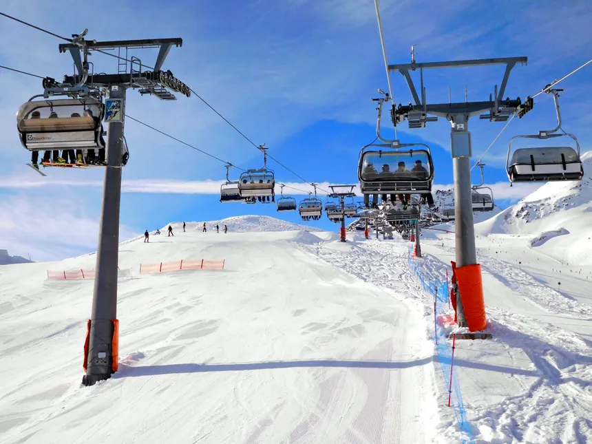 Narciarz na stoku w Sölden, Austria
