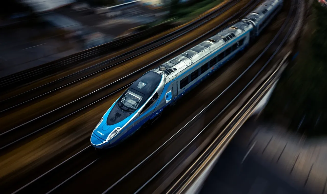 nowoczesny pociąg Pendolino na torach