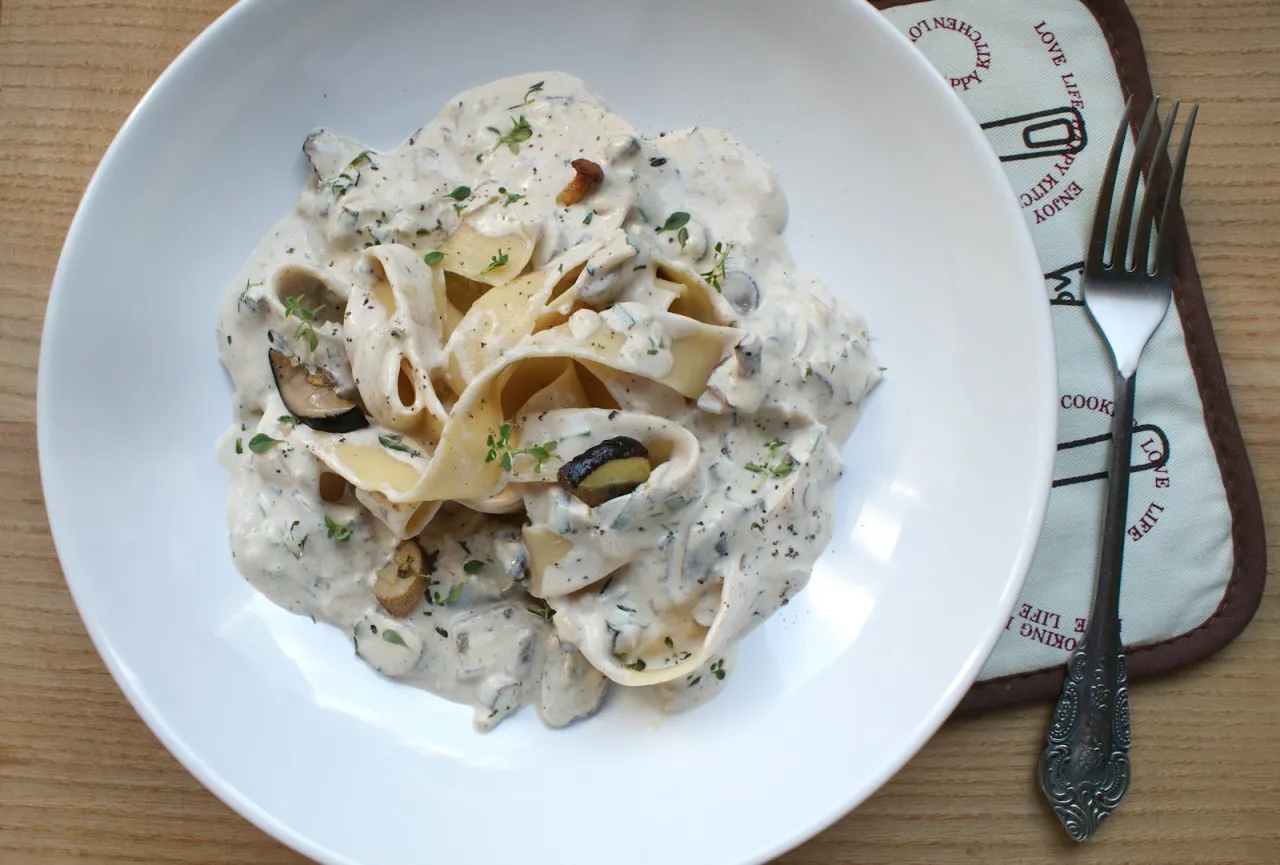 makaron z grzybami leśnymi sos śmietanowy i sos własny porównanie