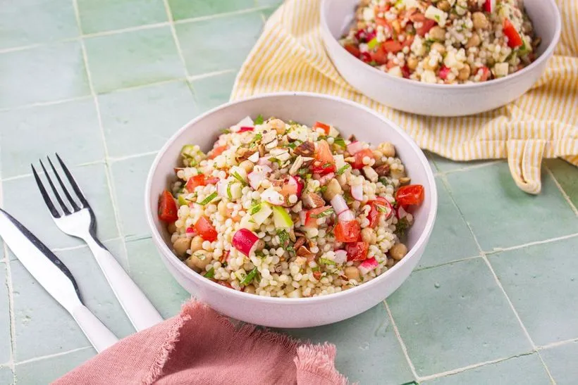 Salade de perles avec vinaigrette, ingrédients frais