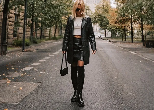 Sk&oacute;rzana sp&oacute;dnica casual stylizacje