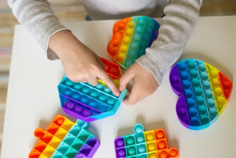 dziecko bawiące się zabawkami sensorycznymi dopasowanymi do wieku