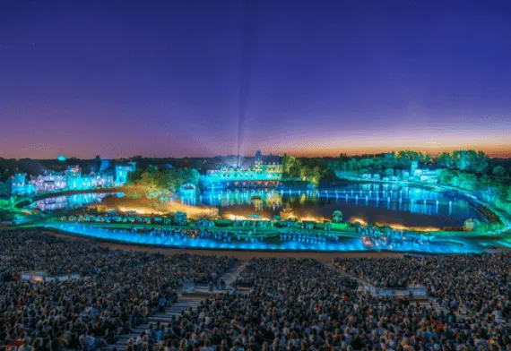 spectacle Puy du Fou tribune pleine