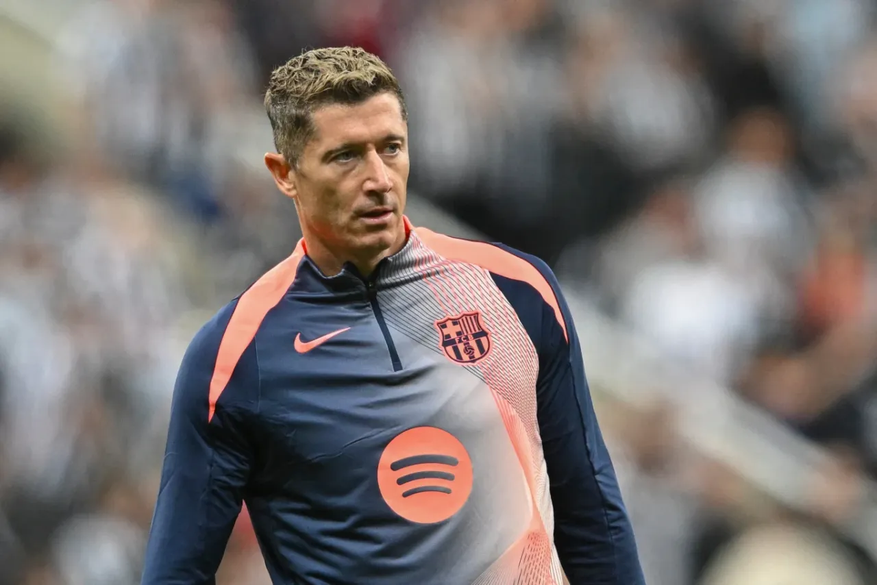 Robert Lewandowski w stroju treningowym FC Barcelona. Kluczowy zawodnik w składzie FC Barcelona.