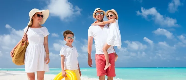 dziecko bez okular&oacute;w przeciwsłonecznych na słońcu