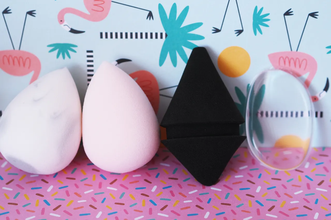 mokra i sucha gąbka do makijażu porównanie