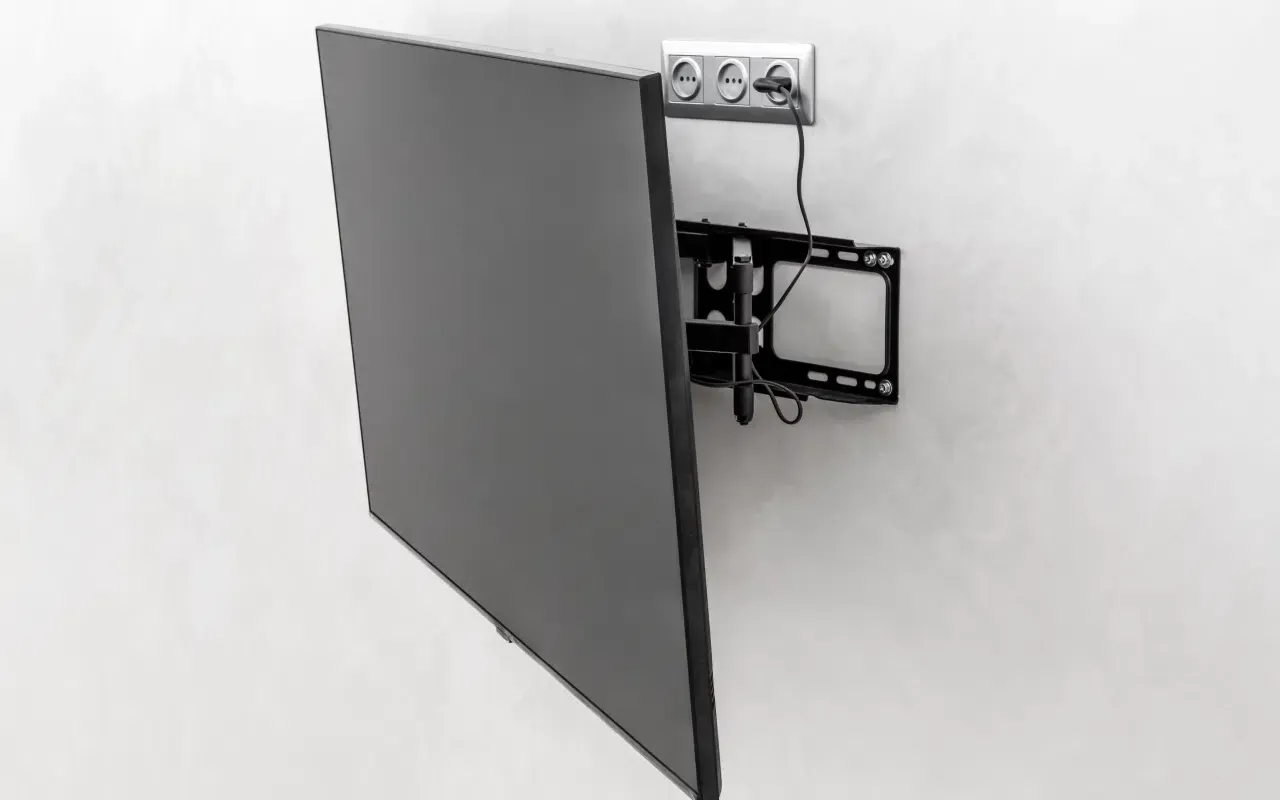 Rodzaje uchwyt&oacute;w do telewizora z regulacją kąta nachylenia