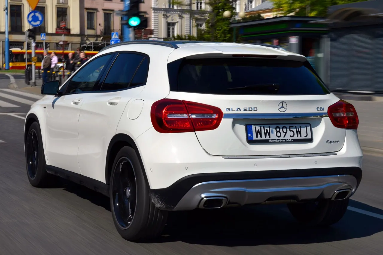 Biały Mercedes-Benz GLA 200 CDI 4MATIC na ulicach miasta.