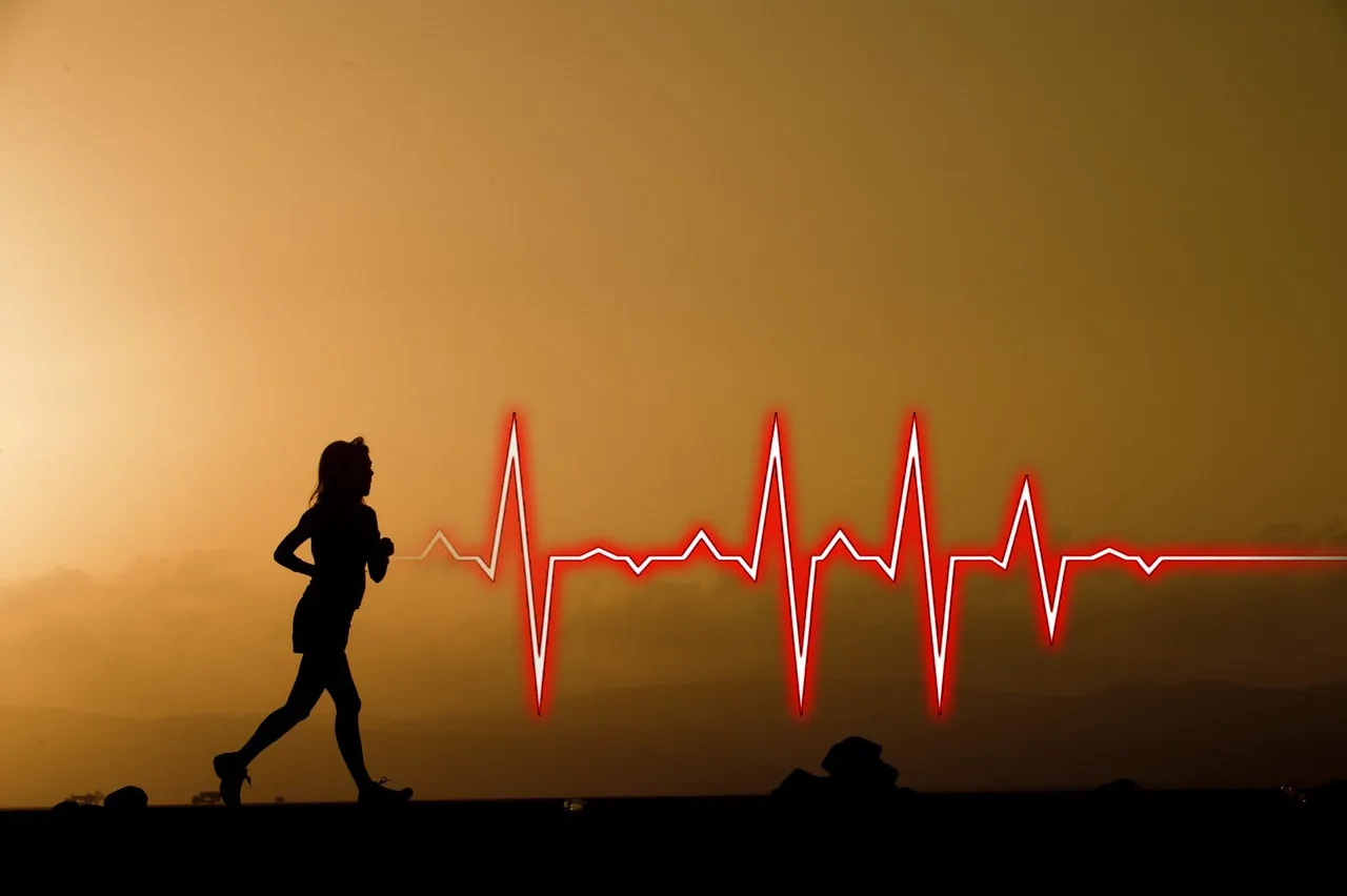 Osoba biegnąca na bieżni, monitorująca tętno