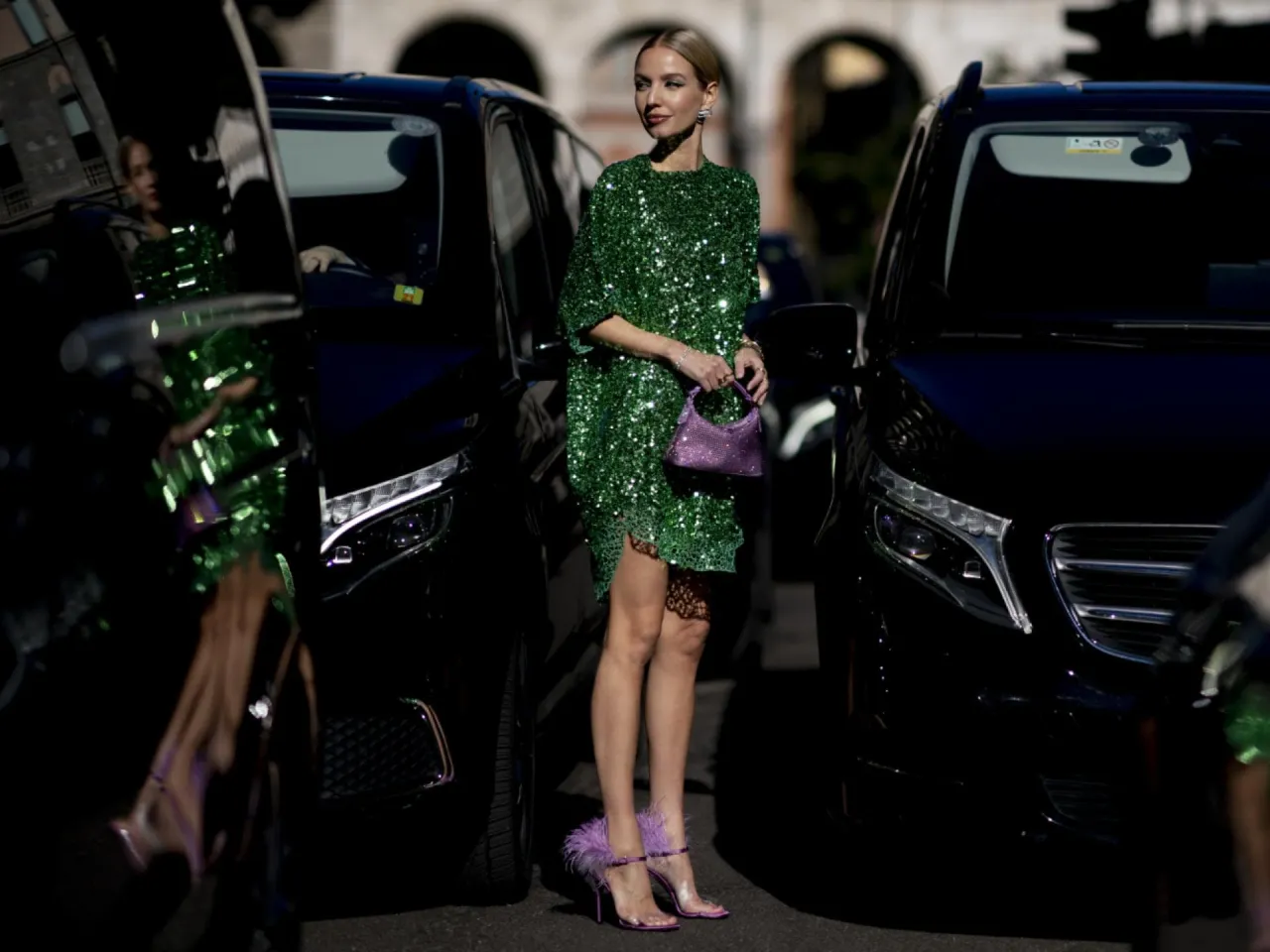 Frau im eleganten Paillettenkleid auf Party