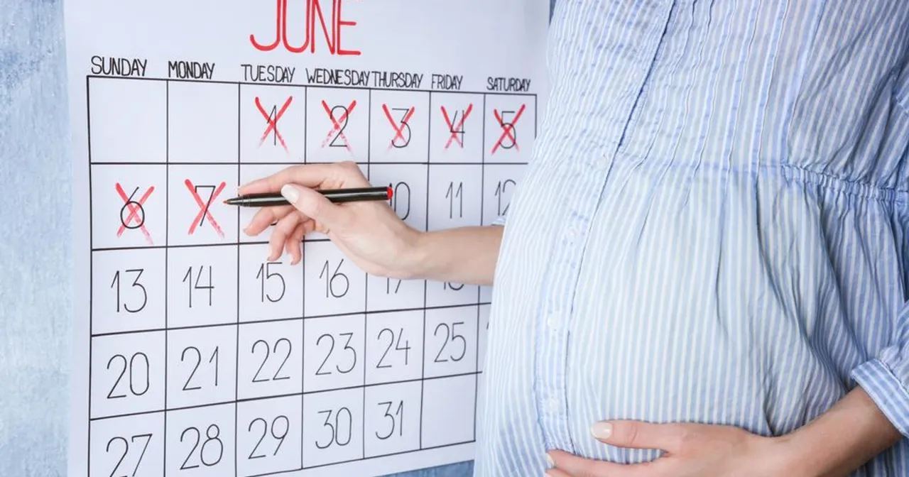 kobieta w ciąży licząca tygodnie na kalendarzu