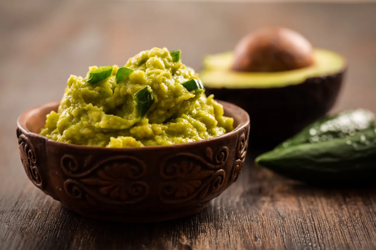 Składniki na guacamole na desce do krojenia