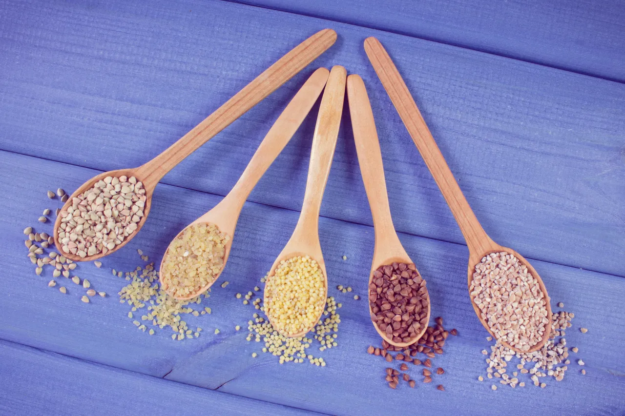 różne rodzaje kasz i ryżu na drewnianej łyżce