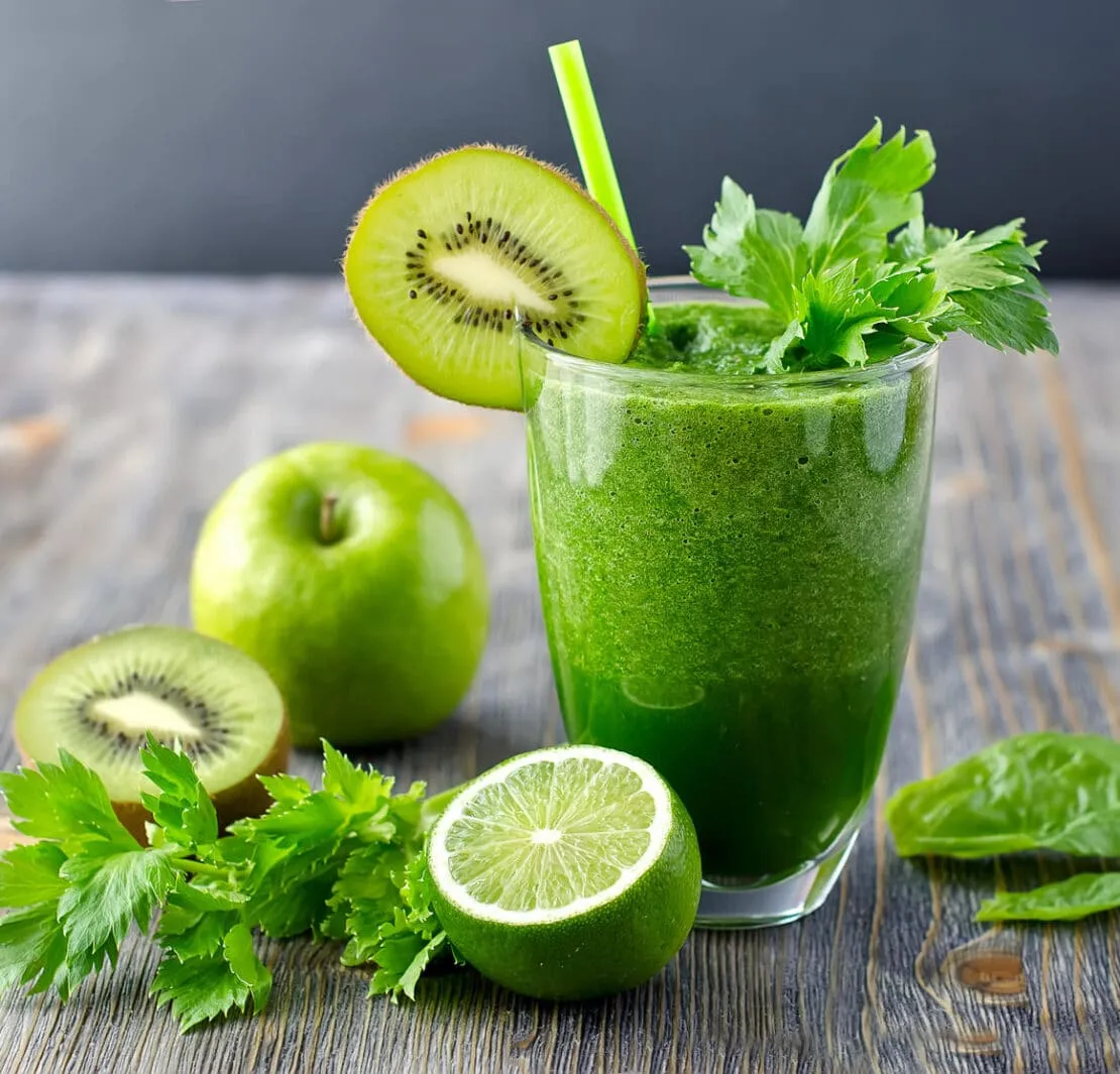 świeże zielone składniki na koktajle