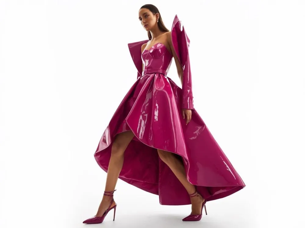 Fuksjowa sukienka stylizacje z różnymi szpilkami