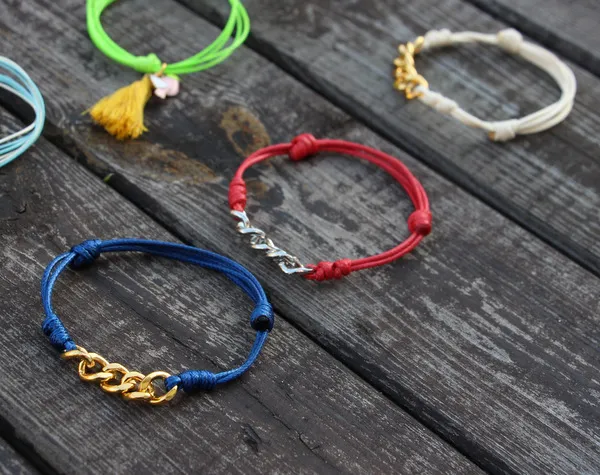 różne rodzaje sznurków do bransoletek