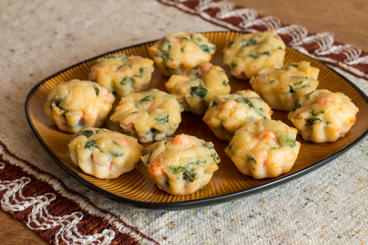 wytrawne babeczki z nadzieniem mięsnym i rybnym