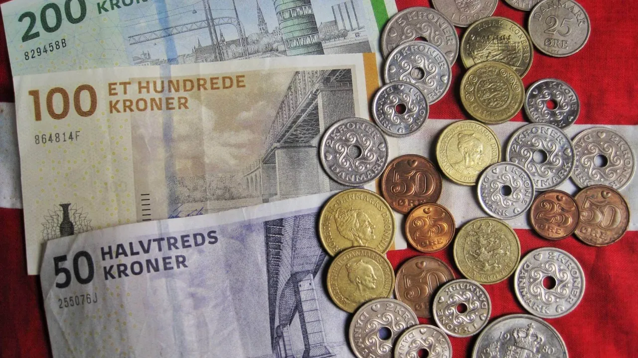 Dania: banknoty 100 i 50 koron oraz monety. DKK jaka to waluta? To duńska korona.