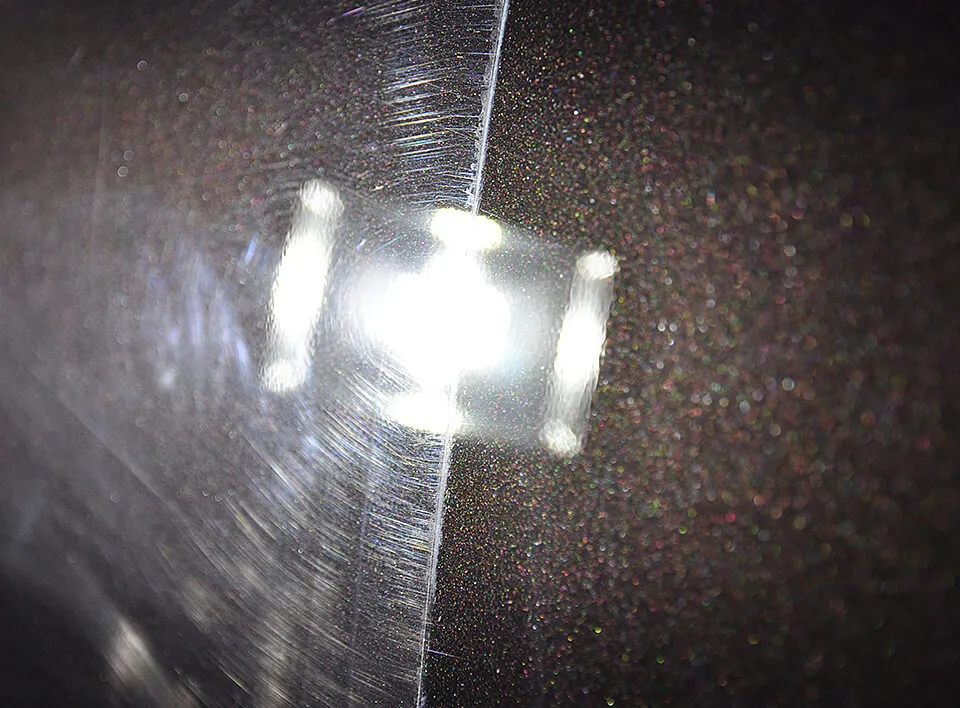 uszkodzony lakier samochodowy po polerowaniu